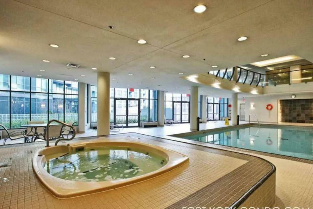 30 Off Lake View Property Heart Of Downtown Торонто Экстерьер фото