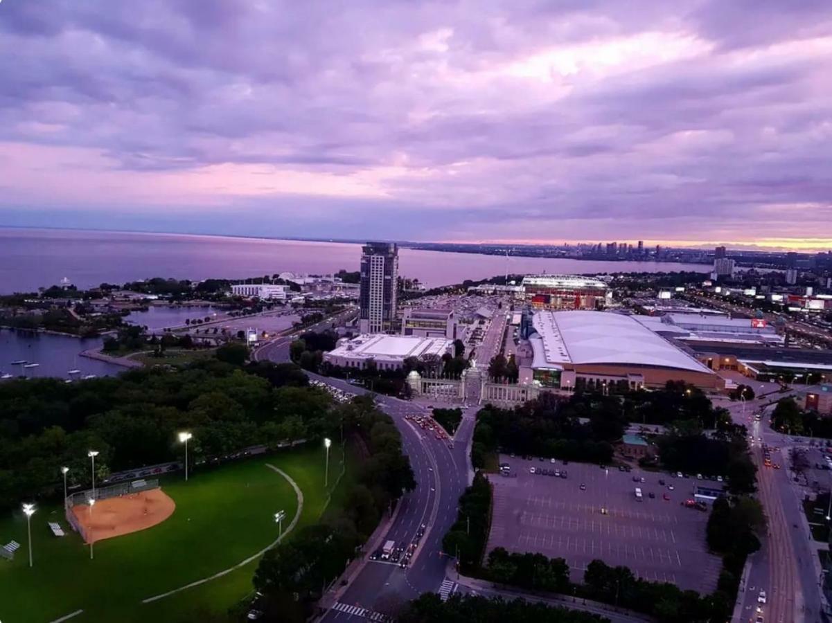 30 Off Lake View Property Heart Of Downtown Торонто Экстерьер фото