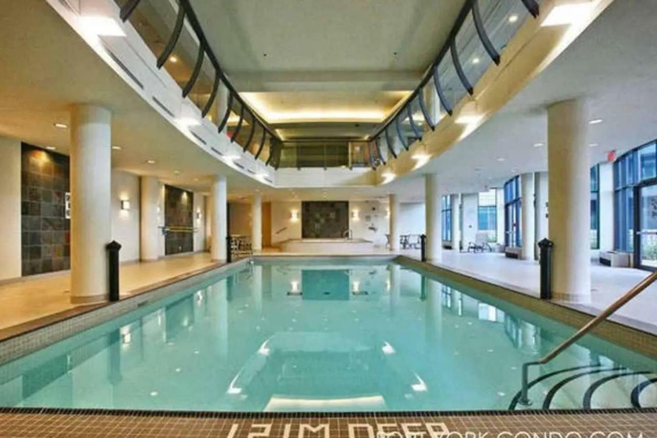 30 Off Lake View Property Heart Of Downtown Торонто Экстерьер фото